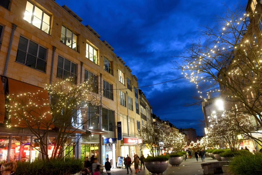 Mülheimer Innenstadt leuchtet weihnachtlich: Lichterglanz in der Adventszeit - Das Foto zeigt die Schloßstraße mit beleuchteten Baumkübeln. - MST GmbH