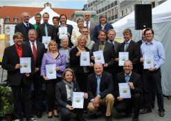 Abschlussveranstaltung Ökoprofit 2011-2012 auf dem Klima- und Umweltmarkt am 1.9.2012. Gruppenfoto der Beteiligten aus den ausgezeichneten Betrieben.