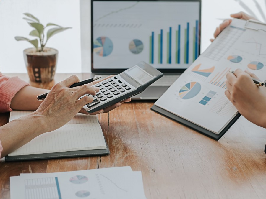 Gewerbetreibende unterliegen der Anzeigepflicht nach 14 Gewerbeordnung (GewO). Aus diesem Grund sind Gewerbeanmeldung, -ummeldung und -abmeldung zwingend vorgeschrieben. - Online Redaktion - Referat I - Suwannar Kawila - Canva Gewerbetreibende unterliegen der Anzeigepflicht nach 14 Gewerbeordnung (GewO). Aus diesem Grund sind Gewerbeanmeldung, -ummeldung und -abmeldung zwingend vorgeschrieben. - Online Redaktion - Referat I - Suwannar Kawila - Canva