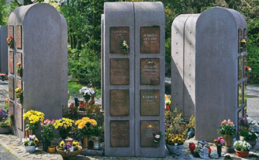 Jede Urnenkammer kann -nach Verfügbarkeit- frei ausgewählt werden und bis zu drei Urnen (ohne Schmuckurnen) aufnehmen. Quelle/Autor: Walter Schernstein Jede Urnenkammer kann -nach Verfügbarkeit- frei ausgewählt werden und bis zu drei Urnen (ohne Schmuckurnen) aufnehmen.