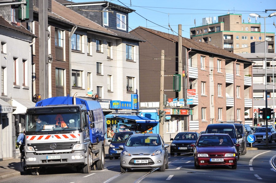 Mülheim an der Ruhr, Stadteil Winkhausen, Aktienstraße, Verkehr, Straßenbahn, Einkaufen, Einzelhandel. 22.11.2012 Foto: Walter Schernstein - Mülheim an der Ruhr, Stadteil Winkhausen, Aktienstraße, Verkehr, Straßenbahn, Einkaufen, Einzelhandel. 22.11.2012 Foto: Walter Schernstein Mülheim an der Ruhr, Stadteil Winkhausen, Aktienstraße, Verkehr, Straßenbahn, Einkaufen, Einzelhandel. 22.11.2012 Foto: Walter Schernstein - Mülheim an der Ruhr, Stadteil Winkhausen, Aktienstraße, Verkehr, Straßenbahn, Einkaufen, Einzelhandel. 22.11.2012 Foto: Walter Schernstein