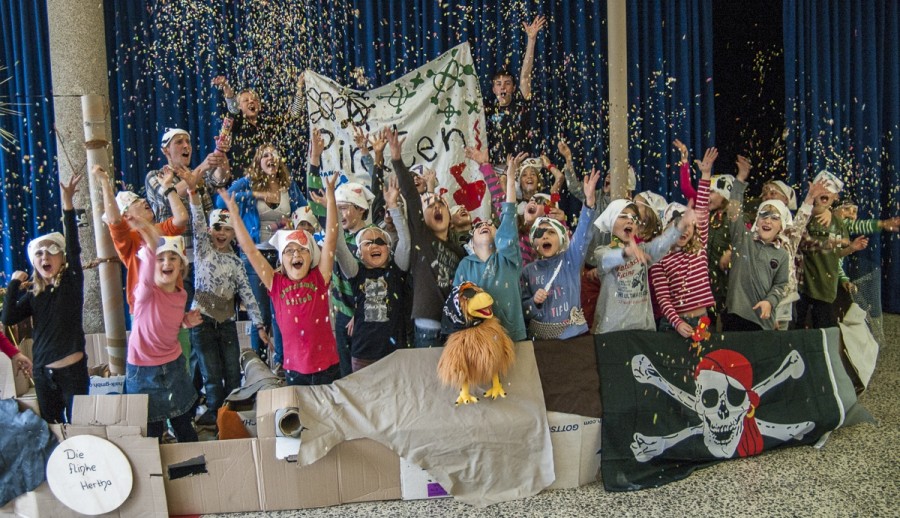 Gruppenfoto der jubelnden Pirat*innen - Ferienspiele: Für die Kleinen ist das immer der ganz große Spaß! Quelle/Autor: Tobias Grimm Ferienspiele: Für die Kleinen ist das immer der ganz große Spaß!