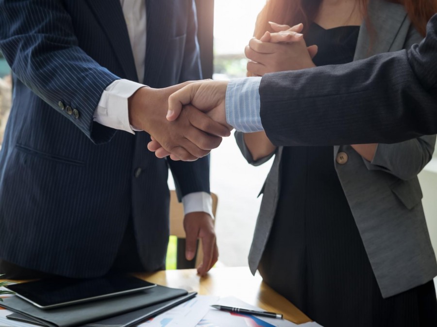 Ziel ist es, den sich Streitenden den teuren und nervenaufreibenden Gang zum Gericht durch schlichtendene Gespräche zu ersparen, denn Schiedsleute sind Vermittlerinnen zwischen den Fronten, bevor es zum Prozess kommt. - Online Redaktion - Referat I - Canva - kanchanachitkhamma Ziel ist es, den sich Streitenden den teuren und nervenaufreibenden Gang zum Gericht durch schlichtendene Gespräche zu ersparen, denn Schiedsleute sind Vermittlerinnen zwischen den Fronten, bevor es zum Prozess kommt. - Online Redaktion - Referat I - Canva - kanchanachitkhamma