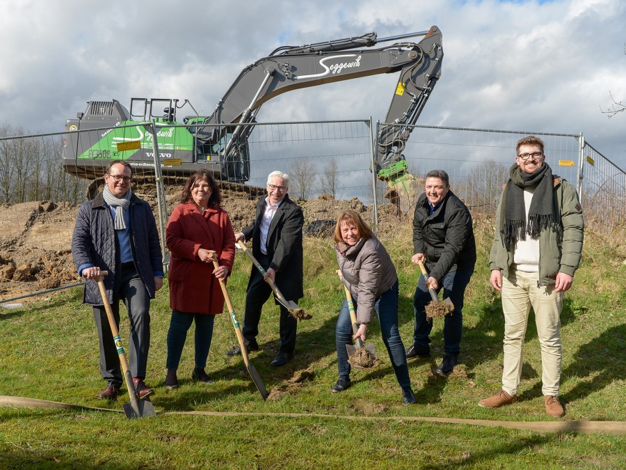 Erweiterungsbau Gesamtschule auf den Weg gebracht. Lokalpolitik, Schulleitung sowie die Schul- und Immobiliendezernenten nahmen den 1. Spatenstich am Ersatzneubau Ernst-Tommes-Straße im Schulzentrum Saarn vor. 24.02.2021 Foto: Walter Schernstein - Walter Schernstein Erweiterungsbau Gesamtschule auf den Weg gebracht. Lokalpolitik, Schulleitung sowie die Schul- und Immobiliendezernenten nahmen den 1. Spatenstich am Ersatzneubau Ernst-Tommes-Straße im Schulzentrum Saarn vor. 24.02.2021 Foto: Walter Schernstein - Walter Schernstein