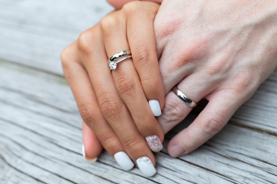 Hände eines Traupaares mit Trauringen als Symbol für Hairat und Lebenspartnerschaft. - Bild von Marcus Trapp auf Pixabay Hände eines Traupaares, Trauringe, Eheringe, Hochzeit, Trauung, Heirat, Lebenspartnerschaft - Bild von Marcus Trapp auf Pixabay