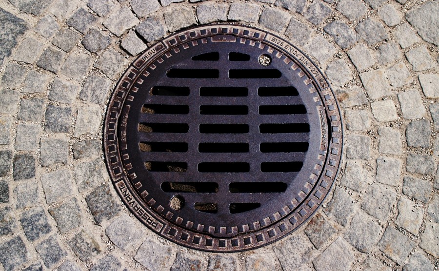 Gullideckel, Schachtdeckel. Verpflichtungserklärung für Straßenreinigungs-, Abfallentsorgungs- und Abwassergebühren - Pixabay Gullideckel, Schachtdeckel. Infos zum Einleiten von Abwasser in öffentliche Abwasseranlagen. - Pixabay
