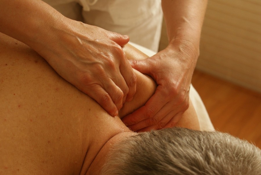 Hände bei einer Massage im Nacken- und Schulterbereich., Entspannung, Wohlbefinden. fitjob-Arbeitsplatzmassagen,: Therapeuten und Therapeutinnen der Praxis Timmermann behandeln Ihre Beschwerden - Pixabay Massage, Entspannung, Wohlbefinden. fitjob-Arbeitsplatzmassagen,: Therapeuten und Therapeutinnen der Praxis Timmermann behandeln Ihre Beschwerden - Pixabay