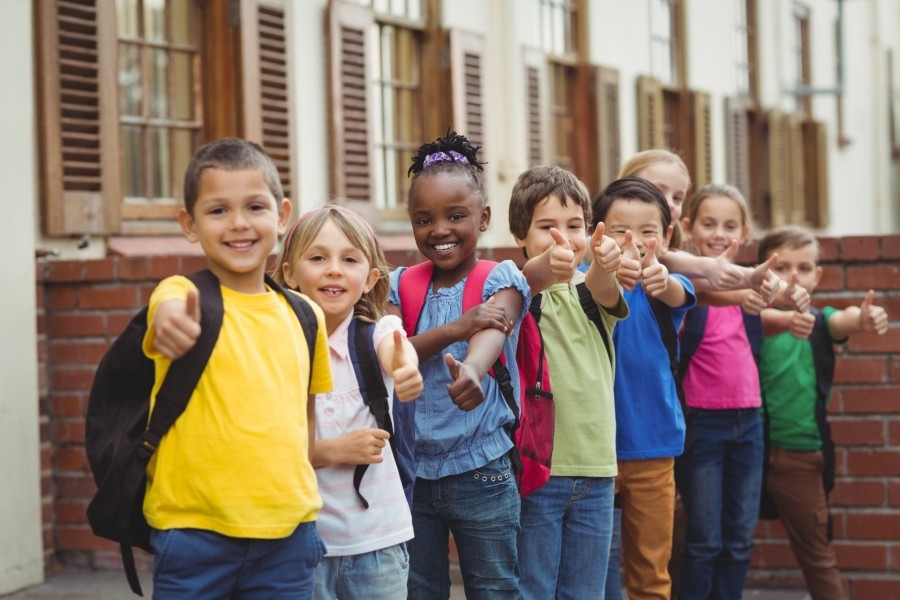 Mehrere Schülerinnen und Schüler, vor einer Schule, halten ihre Daumen hoch. Übergang zu weiterführenden Schulen, Schulwahl, Schulsystem, Übergangsbroschüre - Canva Mehrere Schülerinnen und Schüler, vor einer Schule, halten ihre Daumen hoch. Übergang zu weiterführenden Schulen, Schulwahl, Schulsystem, Übergangsbroschüre - Canva